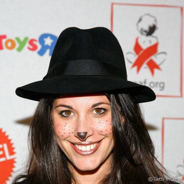 Erica Domesek já se fantsiou de gatinha criando um triângulo invertido como focinho e alguns pontos pretos no rosto